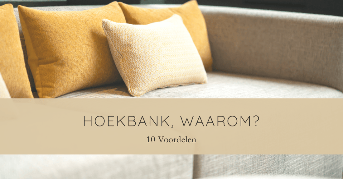 Gezellige hoekbank met okergele en beige kussens met decoratief patroon in een minimalistische woonkamer met de tekst 'Hoekbank, waarom? 10 Voordelen'.