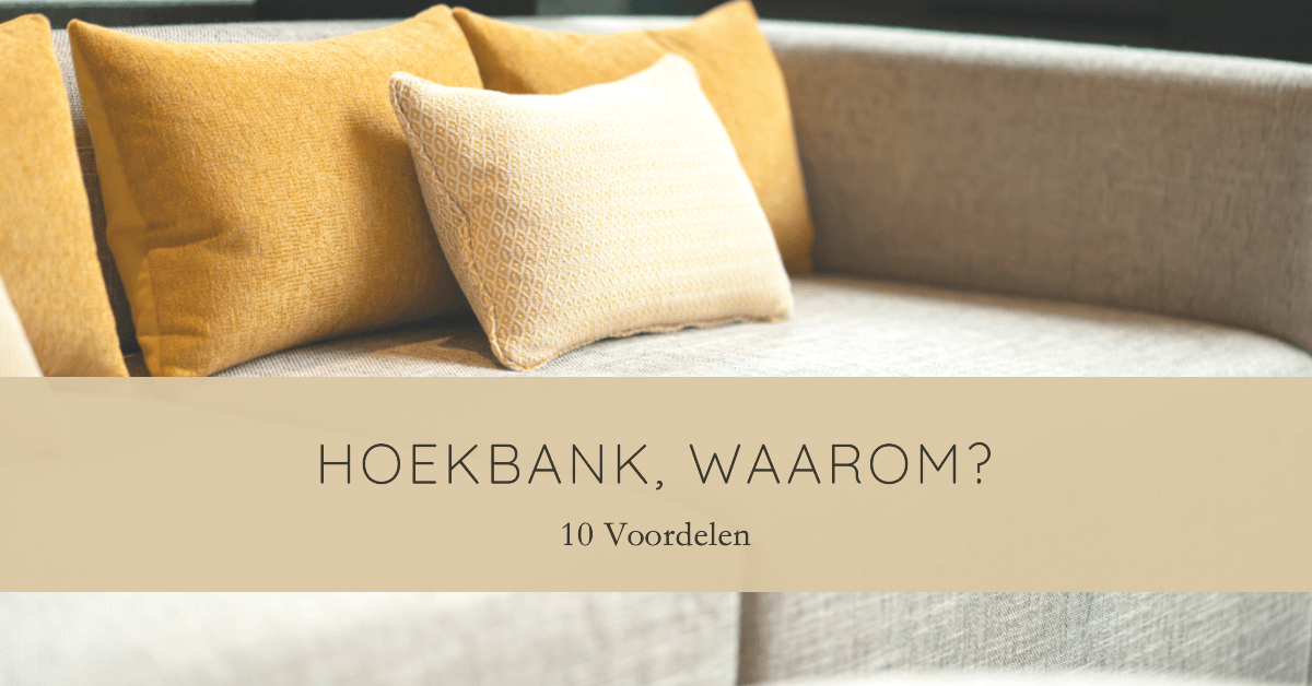 Gezellige hoekbank met okergele en beige kussens met decoratief patroon in een minimalistische woonkamer met de tekst 'Hoekbank, waarom? 10 Voordelen'.