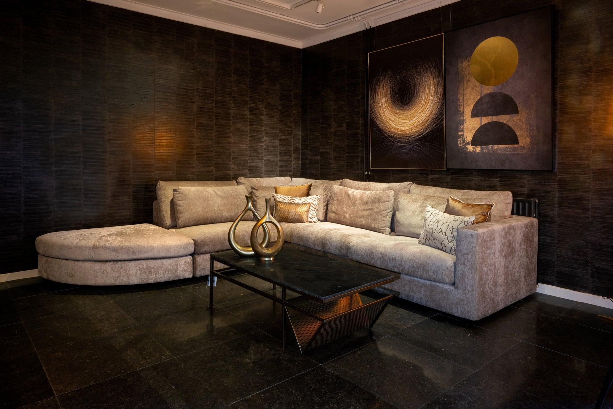 "Stijlvolle hoekbank in een luxe woonkamer met donkere muren, moderne kunst, designer salontafel en elegante woonaccessoires."