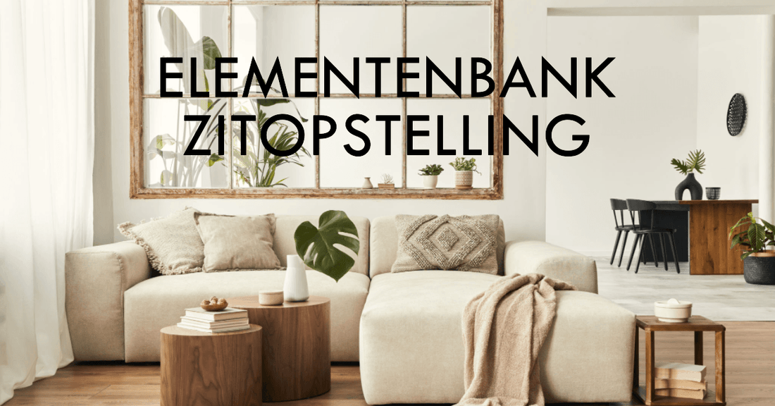 "Sfeervolle woonkamer met beige modulaire bank, houten salontafels en decoratieve planten, naast een eethoek met zwarte stoelen, gestyled met natuurlijke materialen en groene accenten."