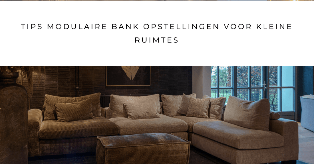 "Modulaire ribstof hoekbank in luxe woonkamer met grote ramen en sfeervolle verlichting."