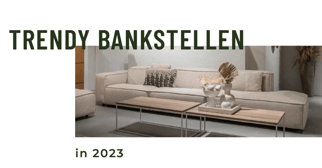 "Trendy bankstellen 2023 in een strak en minimalistisch interieur met een beige gestoffeerde hoekbank, decoratieve kussens, design salontafel en sfeervolle woonaccessoires."
