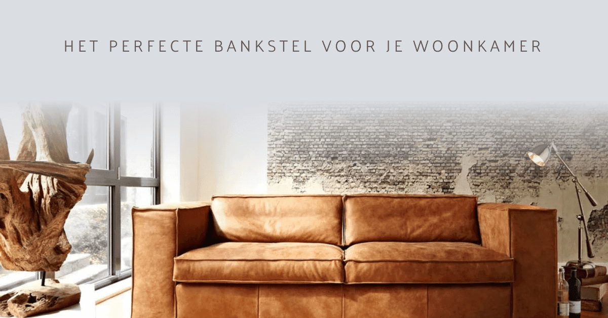 "Stijlvolle fluwelen camelkleurige hoekbank in een minimalistisch ingerichte woonkamer met grote vensters en een artistieke houten sculptuur."