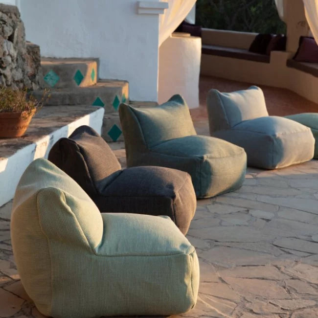 Dotty tuinstoelen in blauw, grijs en groen op stenen patio – HoekbankXXL