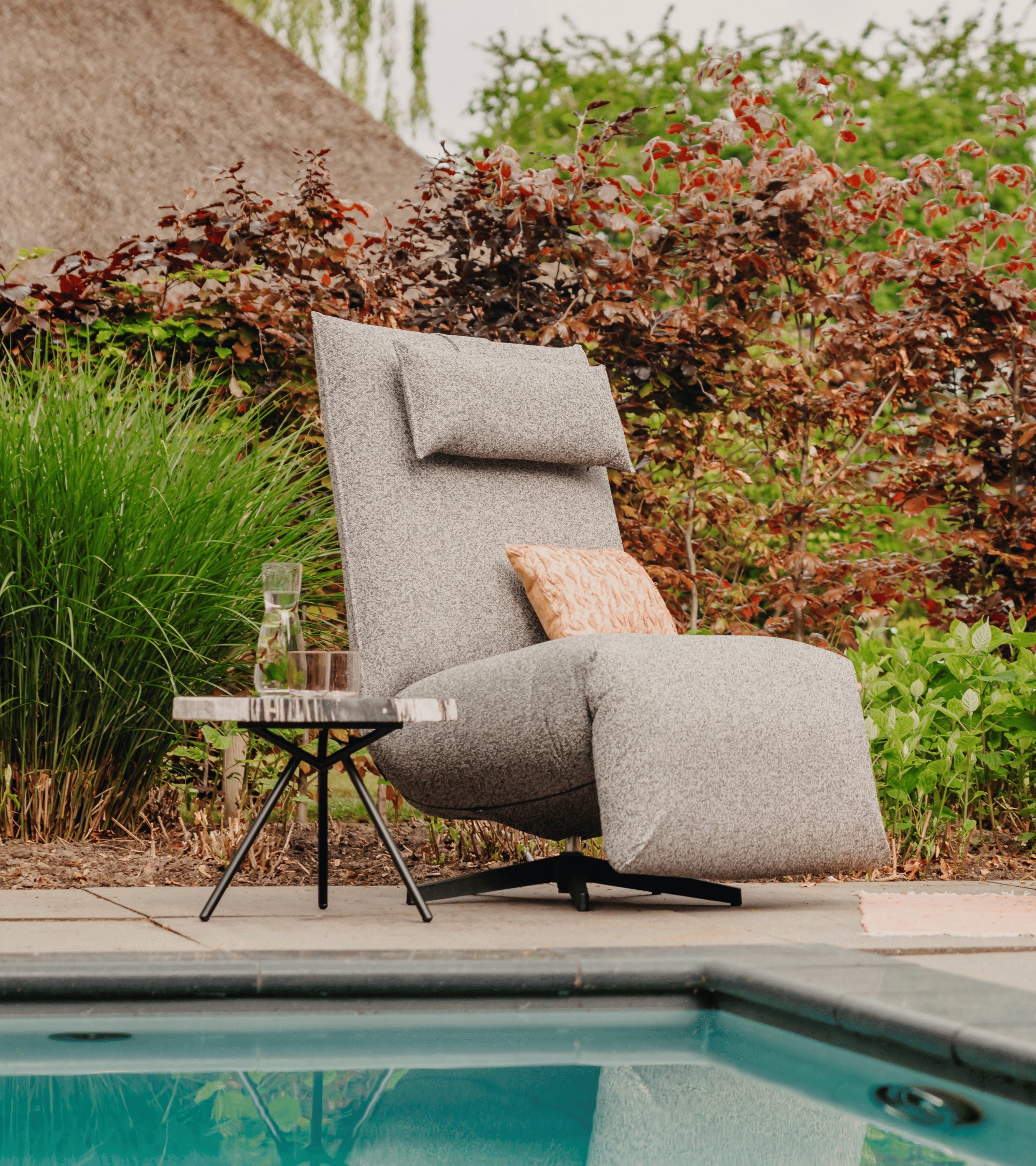 relax fauteuil aan zwembad voor buiten