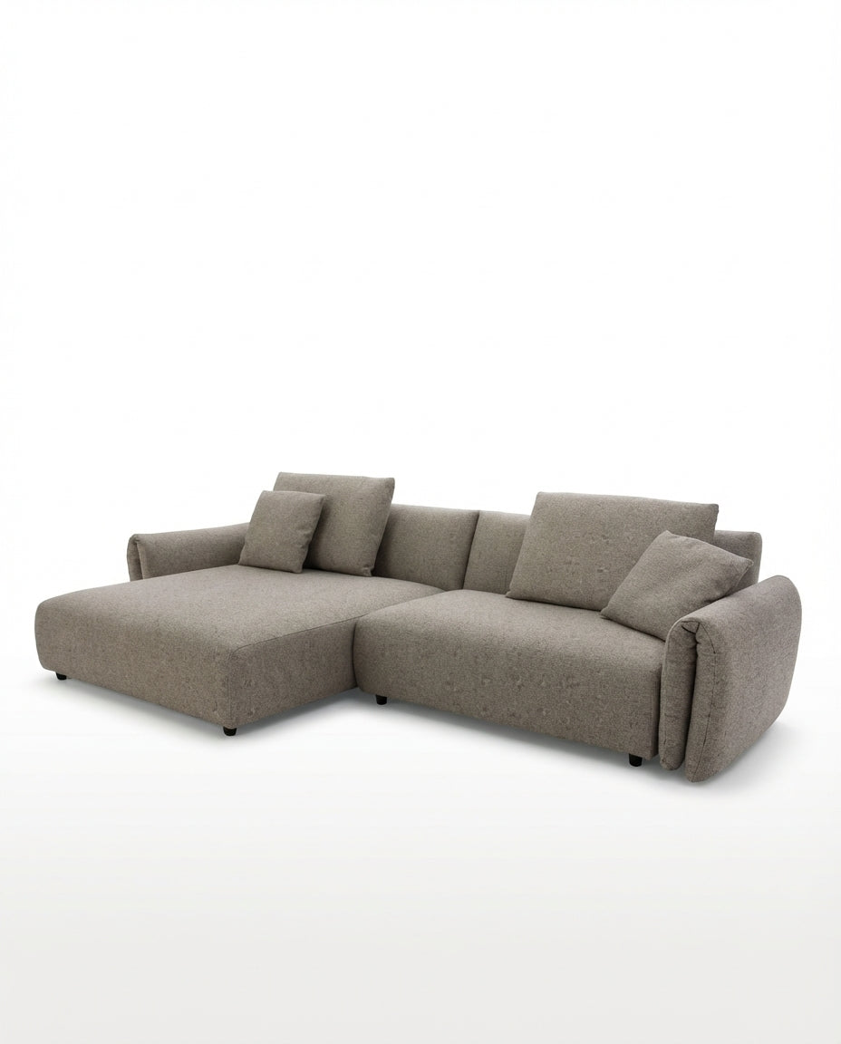 Grijze loungebank tuin van HoekbankXXL met kussens, zachte bekleding en een hoekopstelling tegen een witte achtergrond.
