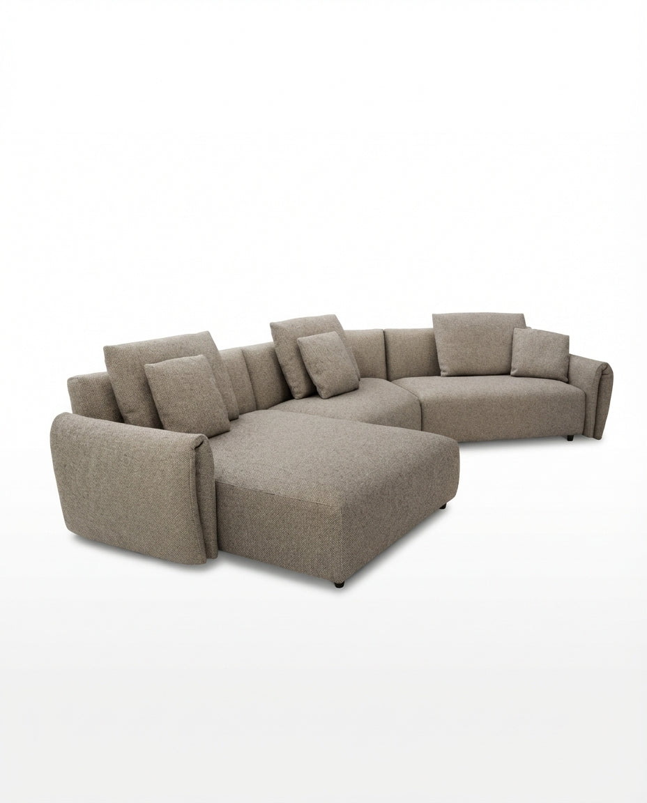 Grijze loungebank tuin van HoekbankXXL, met zachte kussens en een comfortabele, uitnodigende uitstraling.