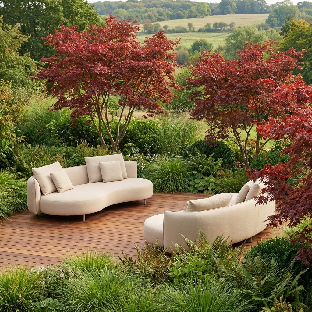 Tuin loungebank Madeira van HoekbankXXL, met zachte beige bekleding en sierkussens, op een houten terras in een weelderige tuin.
