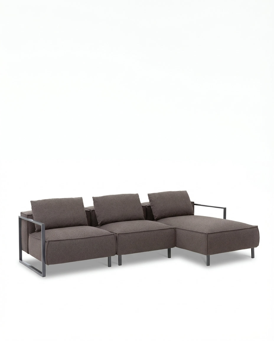 Bruine loungebank tuin Santorini van HoekbankXXL, met metalen frame en losse rugkussens, op een witte achtergrond.
