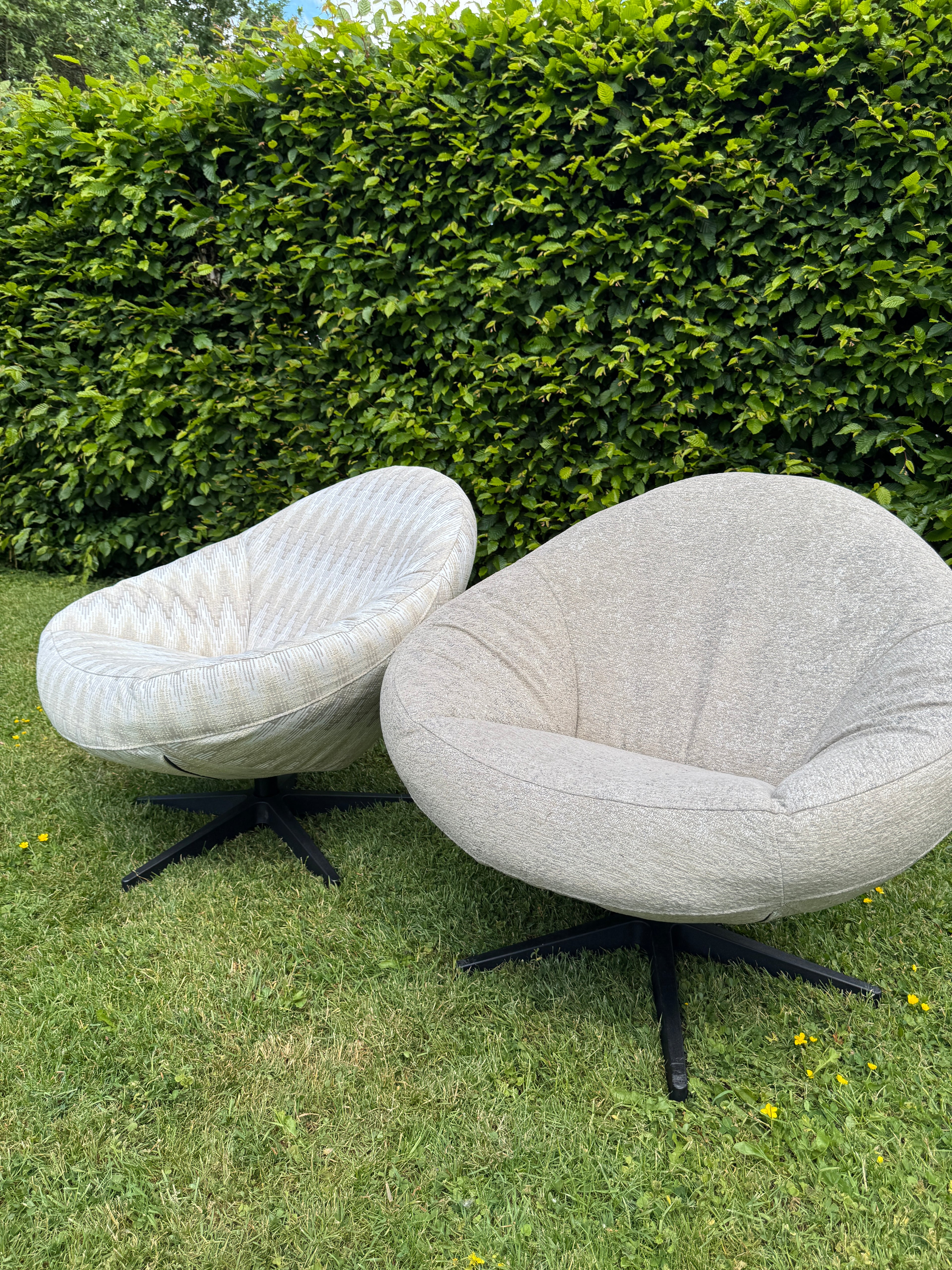 Bora Bora outdoor fauteuil van HoekbankXXL, in lichte tinten, met draaivoet en een patroon op de stof van één fauteuil.
