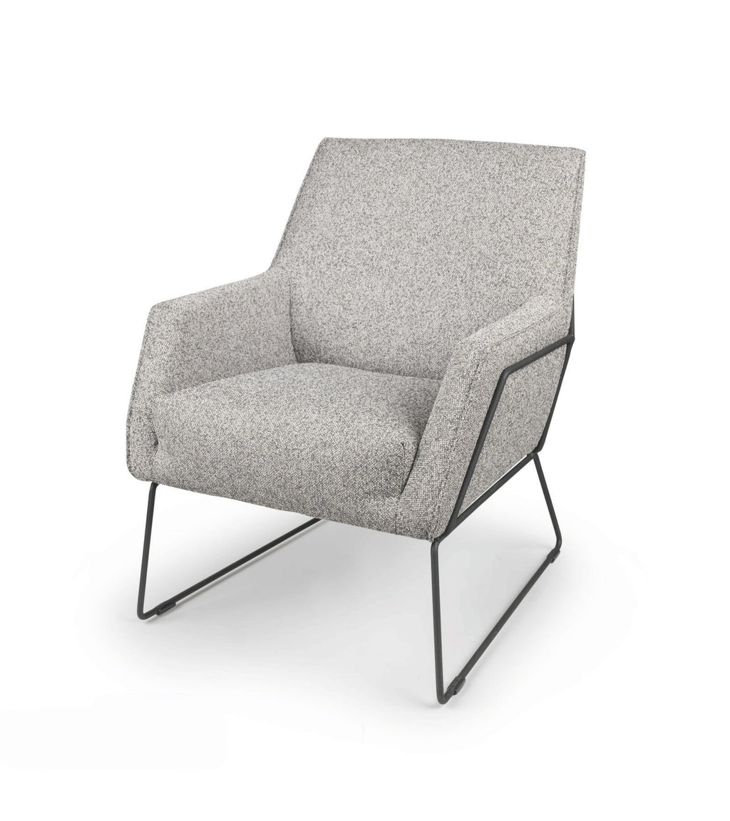Grijze fauteuil van HoekbankXXL met een gemêleerde stof en een zwart metalen frame.
