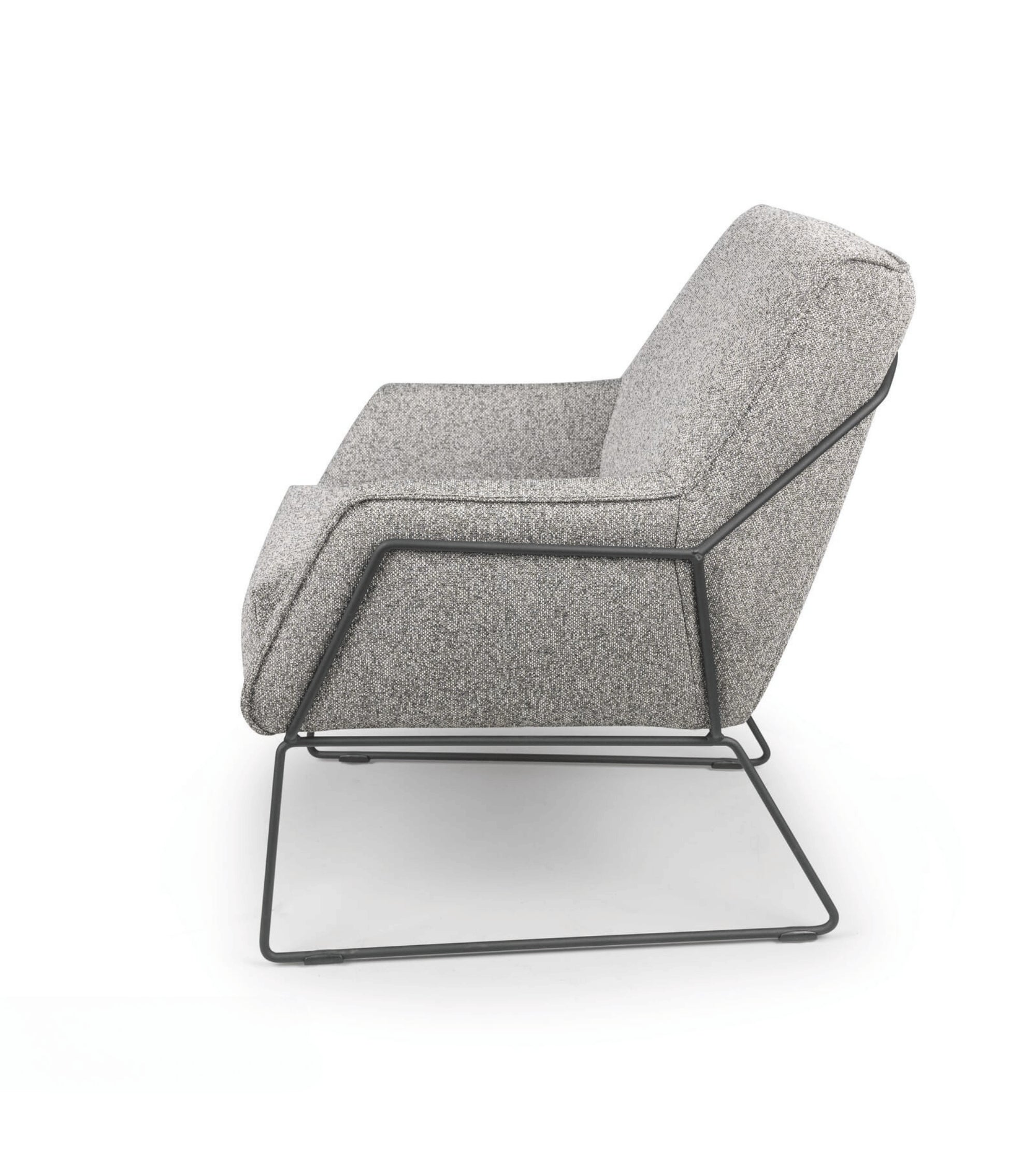 Grijze outdoor fauteuil Rose van HoekbankXXL, met een metalen frame, in zijaanzicht.
