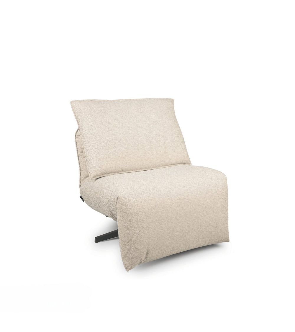 Beige lounge stoel buiten van HoekbankXXL, met zachte stoffering en een donkere draaivoet.
