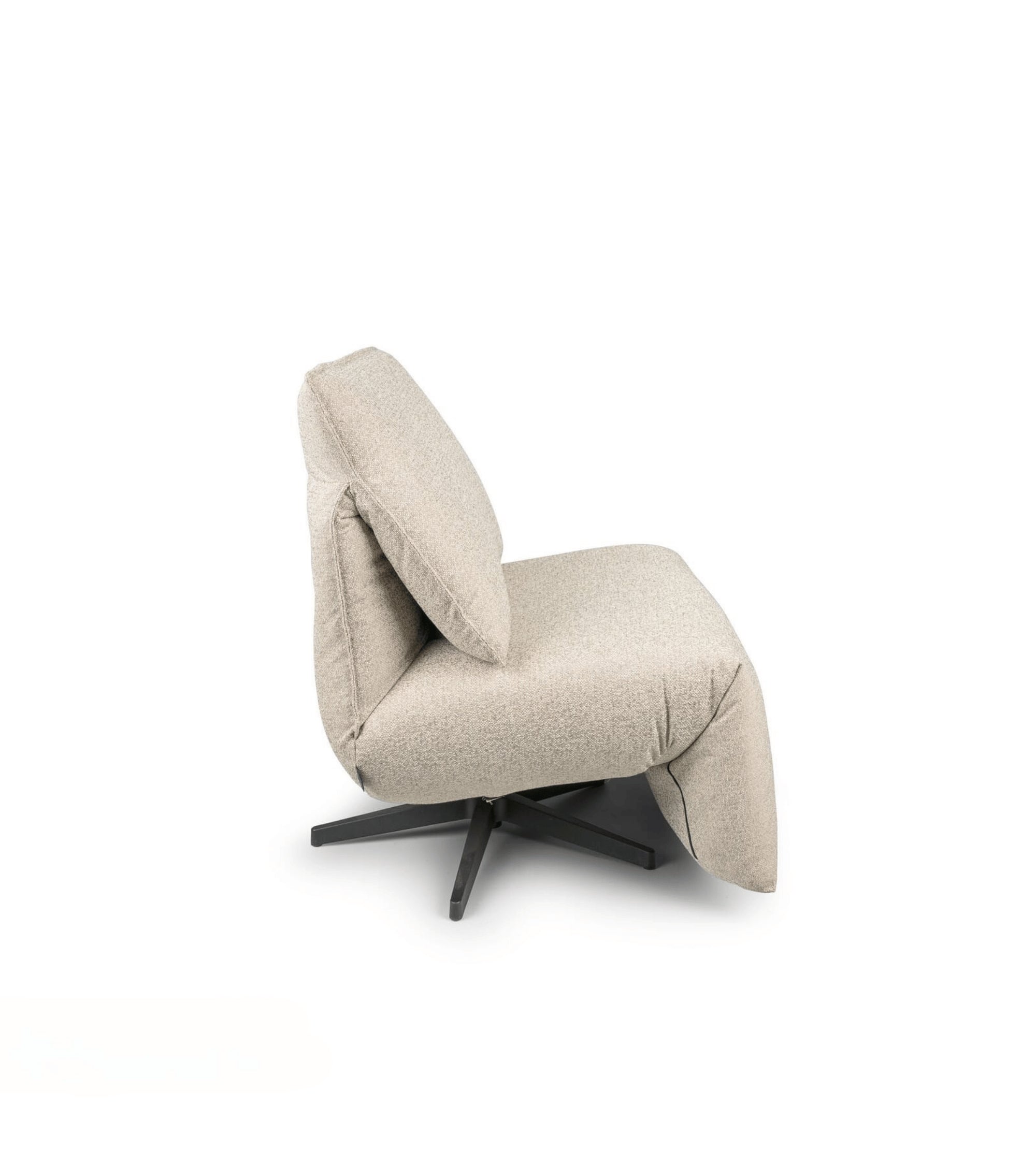 Beige lounge fauteuil van HoekbankXXL, met een draaibaar onderstel en een zachte bekleding.