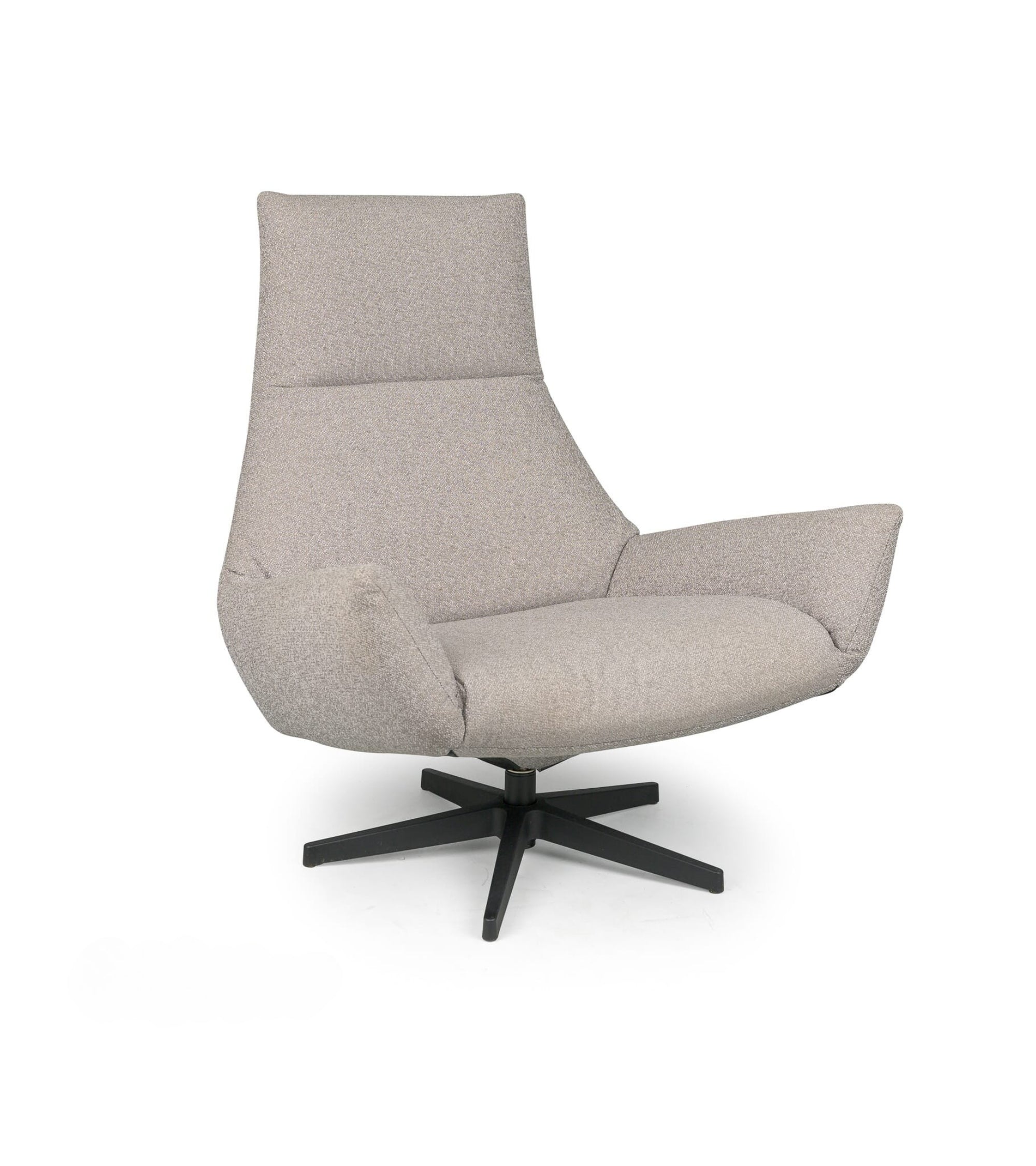 Grijze lounge fauteuil van HoekbankXXL, met een donker houten draaivoet en een getextureerde bekleding.
