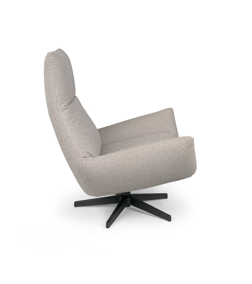 Grijze lounge fauteuil van HoekbankXXL met een gemêleerde stof en een zwart, stervormig onderstel, vanuit een zijwaarts perspectief.
