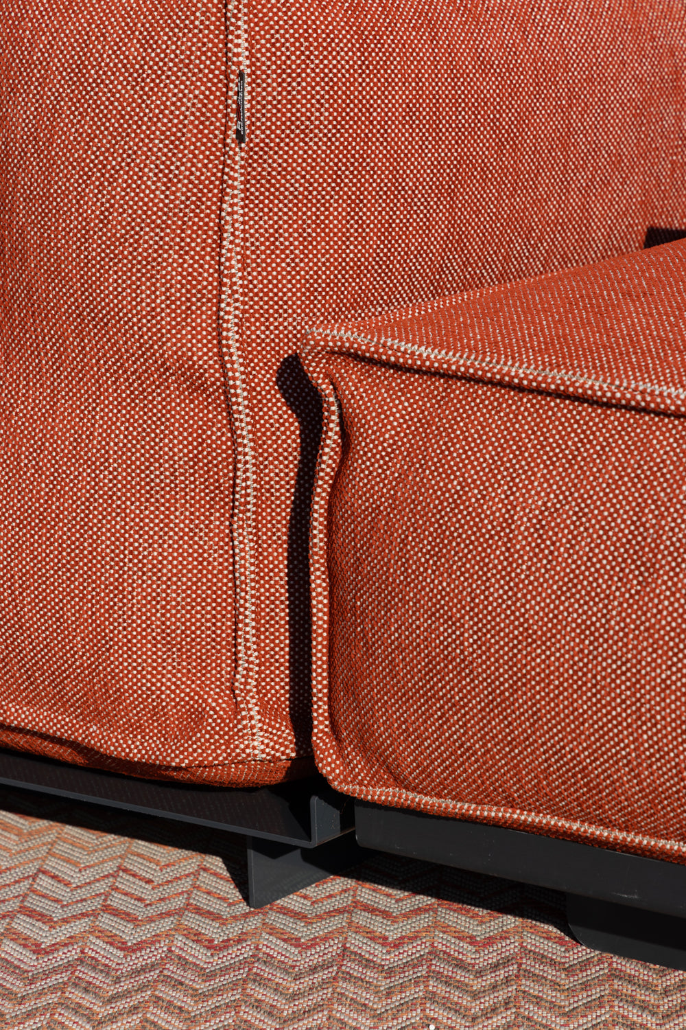 Oranje silky loungestoel buiten van HoekbankXXL, met een fijn geweven textuur en een modern, strak ontwerp.
