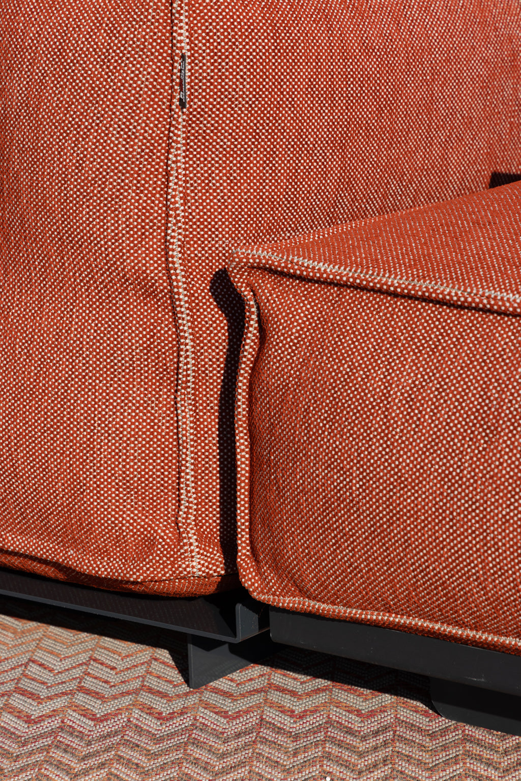 Oranje silky loungestoel buiten van HoekbankXXL, met een fijn geweven textuur en een modern, strak ontwerp.
