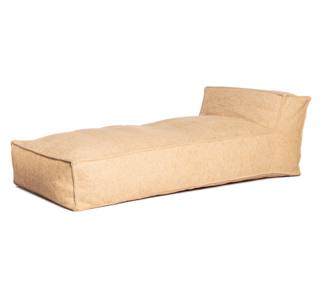 Zijdeachtige longchair ligstoel voor buiten van HoekbankXXL, met een zachte, beige textuur.