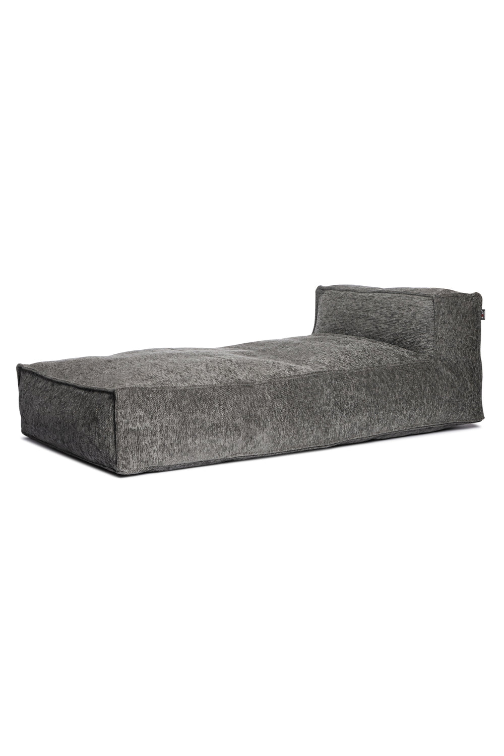 Grijze Silky longchair van HoekbankXXL met een harig textuur en een stevige rugleuning, in een lange horizontale positie.