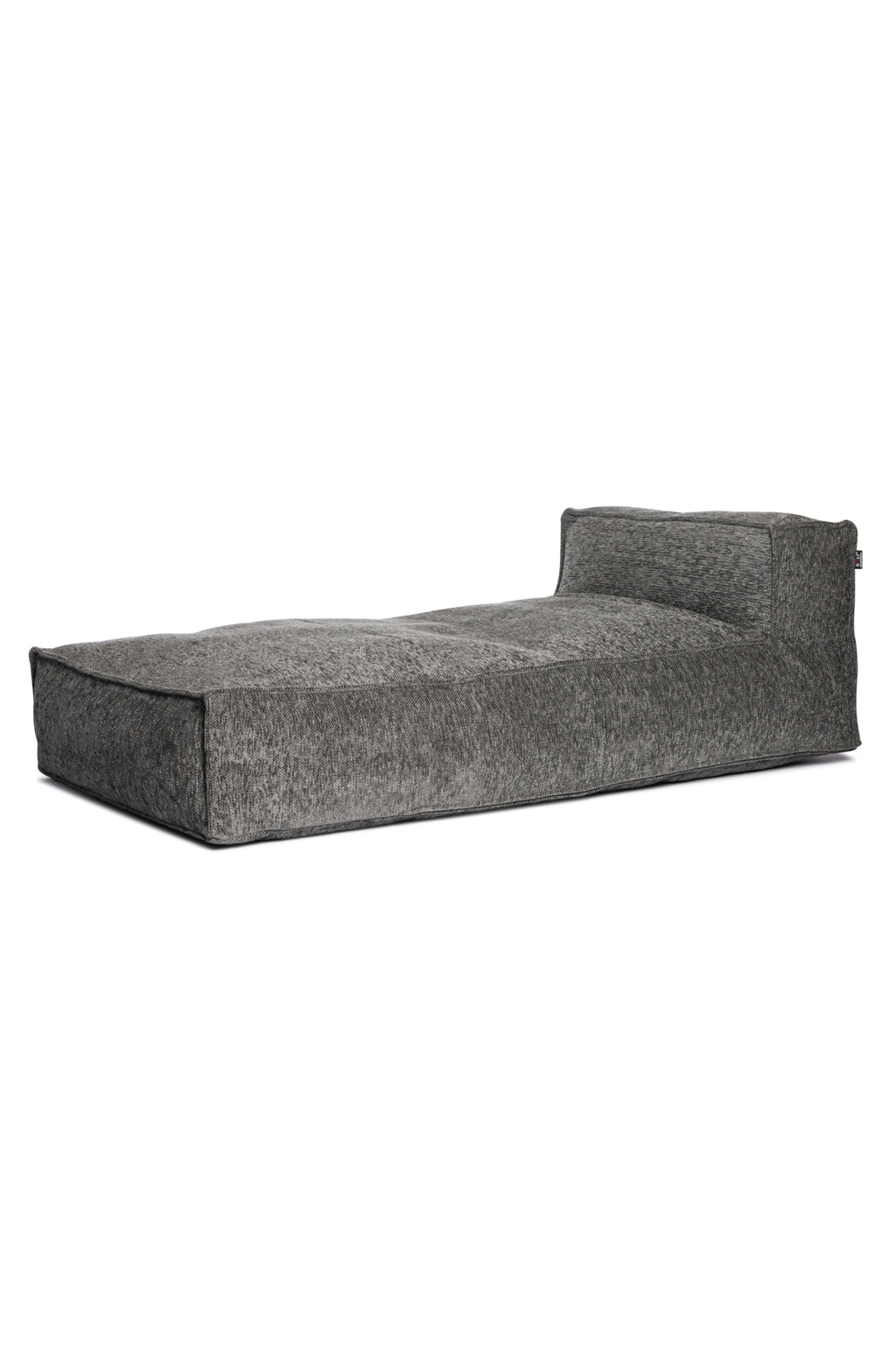 Grijze Silky longchair van HoekbankXXL met een harig textuur en een stevige rugleuning, in een lange horizontale positie.