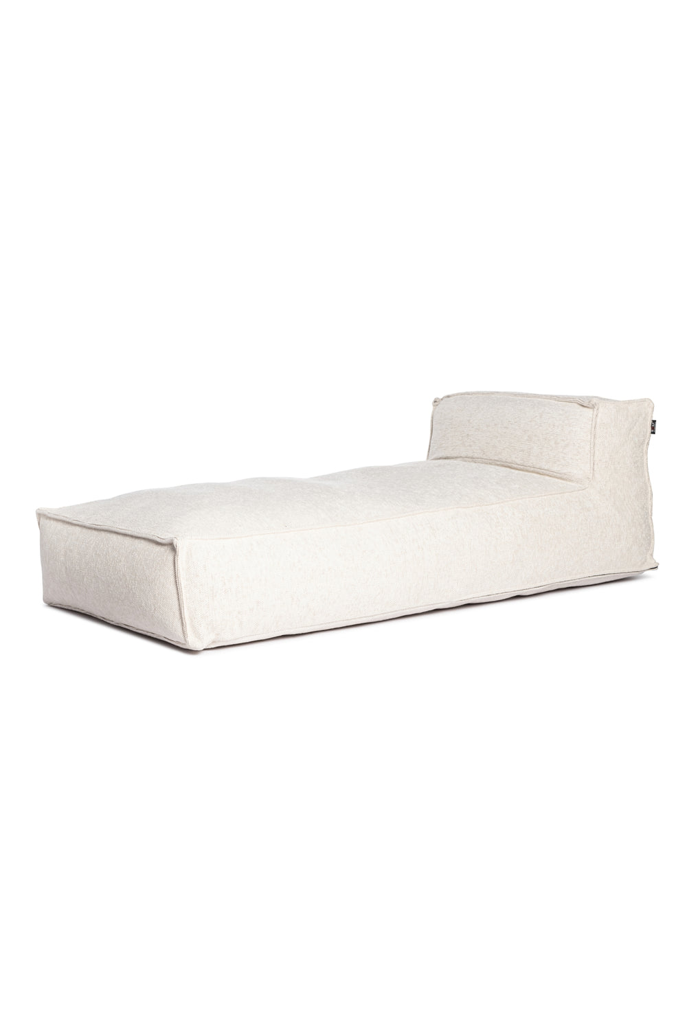 Witte silky longchair van HoekbankXXL, met een zachte textuur en een rechthoekig, minimalistisch ontwerp.