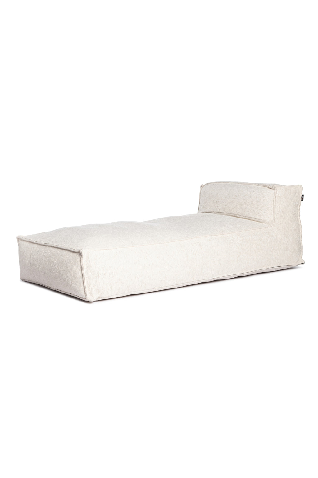 Witte silky longchair van HoekbankXXL, met een zachte textuur en een rechthoekig, minimalistisch ontwerp.