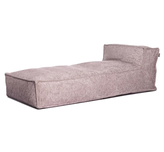 Silky longchair loungestoel van HoekbankXXL met subtiele, zachtroze textuur en gestroomlijnd ontwerp.
