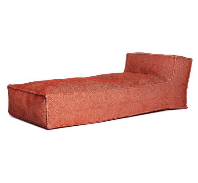 Oranje silky longchair van HoekbankXXL met een subtiel patroon en een zachte textuur.
